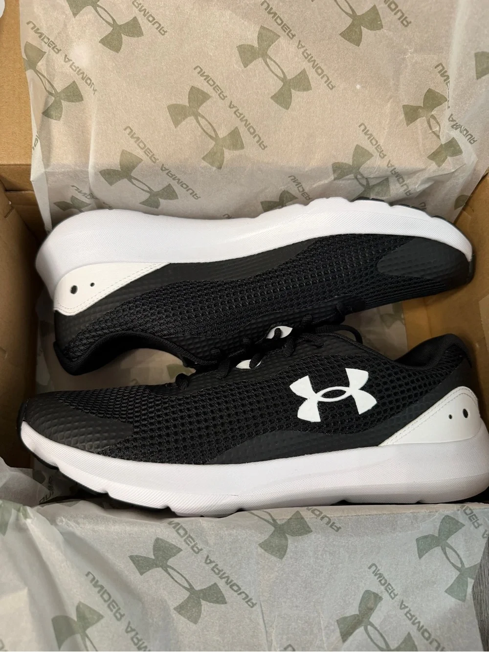 Under Armour Surge Men’s Black and White Running Shoes Size 10 New
